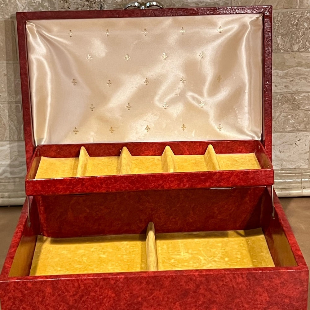 Mele & Co. VNTG. Red 2 tiered jewelry Box with Gold Accents, good condition - Picture 9 of 9